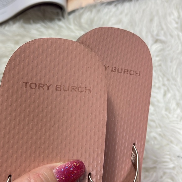 Tory Burch Metallic Leather Flip-Flop Rose Gold/Rose - Picture 3 of 10